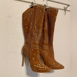 Gently loved, GORGEOUS tan bejeweled, knee high boots. Size 9/40
